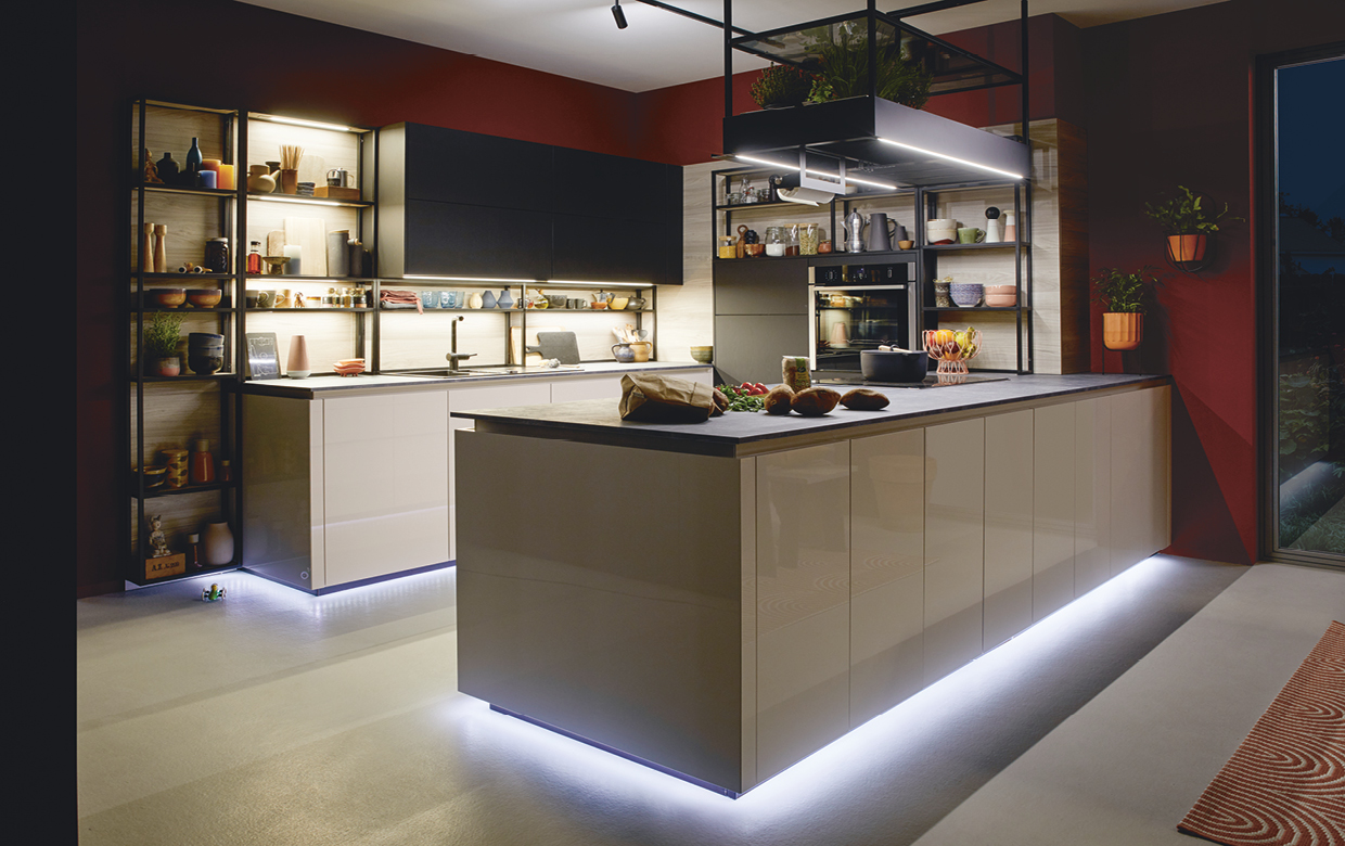 Schüller Küche Fino mit integriertem Leuchtsockel – modern und funktional